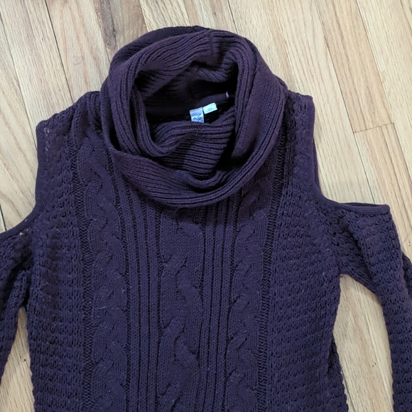 Sweater dress with cold shoulder - Picture 2 of 3